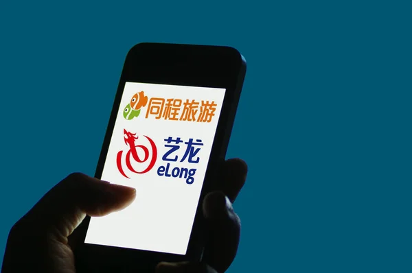 Ein Handynutzer betrachtet die Logos des Online-Reisedienstleisters tongcheng network, upper, einer Tochtergesellschaft von tongcheng tourism, und der Reise-Website elong inc. auf seinem Smartphone in der Stadt ji 'nan in der ostchinesischen Provinz shandong, 7. Mai 2017 — Stockbild Ein Handynutzer Betrachtet Die Logos Des Online Reisedienstleisters Tongcheng Network — Stockfoto