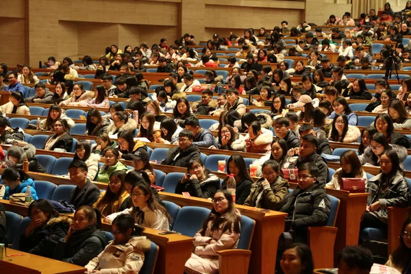 2018年1月10日 中国学生在中国东部山东省济南市一个大厅参加一年一度的研究生入学考试讲座 — 图库照片