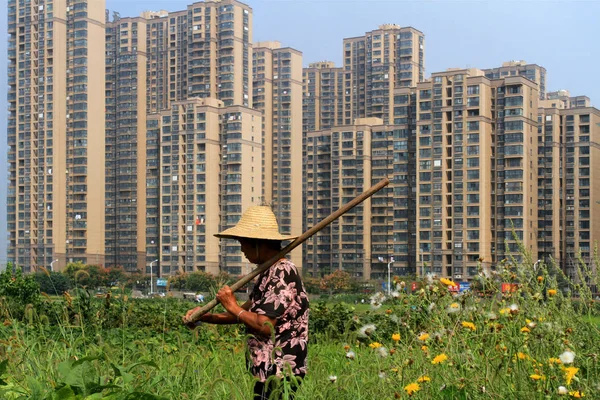 Een Chinese Boer Loopt Langs Nieuw Gebouwd Hoogbouw Woongebouwen Huaian — Stockfoto