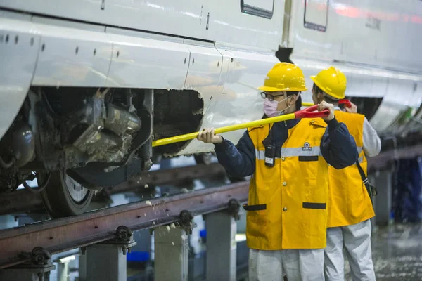 Los Mecánicos Chinos Limpian Nieve Los Trenes Bala Crh China —  Fotos de Stock