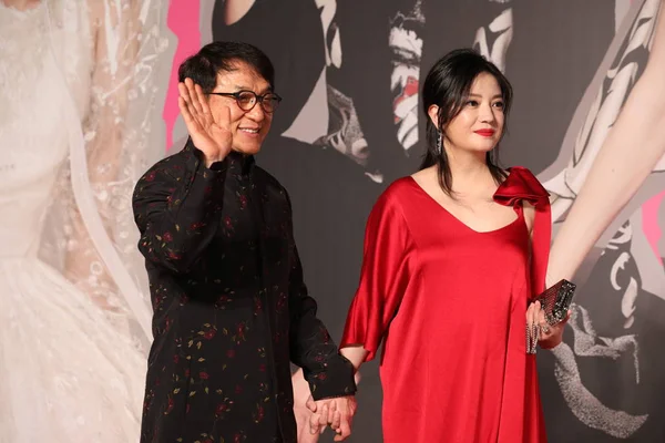 中国の女優 右と香港カンフー スター ジャッキー チェンに到着レッド カーペット の香港映画賞 中国での 2018 — ストック写真