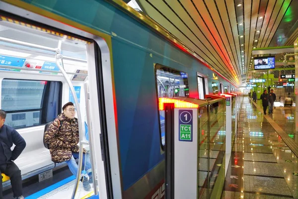 Ein Bahn Zug Erreicht Die Bahn Station Yancun East Der — Stockfoto