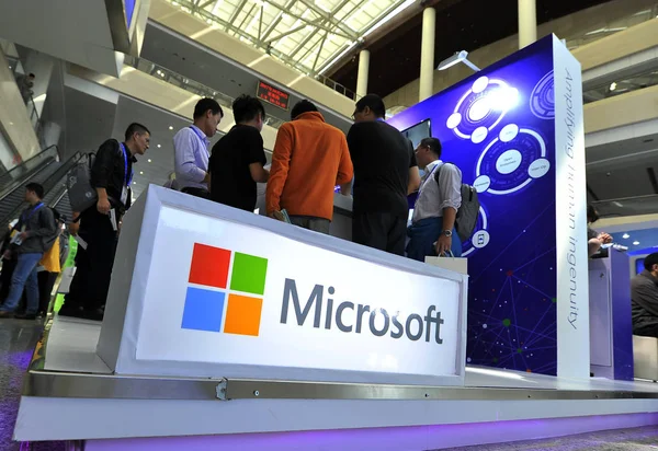 Pessoas Visitam Estande Microsoft Durante Uma Exposição Cidade Fuzhou Sudeste — Fotografia de Stock