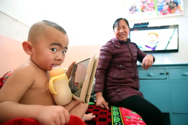 Niño Chino Desnudo Años Edad Yan Xiaoshuai Representa Con Abuela — Foto de Stock