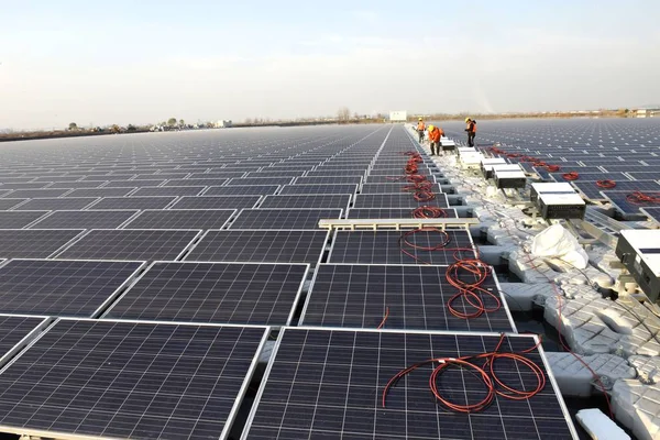 Kínai Munkavállalók Telepítése Napelemek Egy Fotovoltaikus Erőmű Kína Three Gorges — Stock Fotó