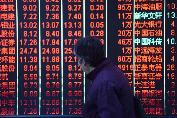 Egy Kínai Befektető Elsétál Egy Képernyő Bemutatás Ára Részvények Piros — Stock Fotó