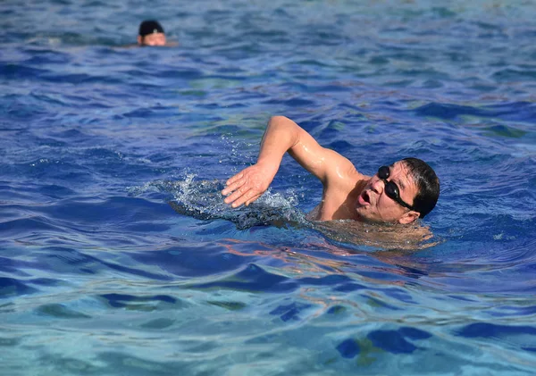 Miłośnik Pływania Zimą Płodzi Chłodną Wodę Okazji Nowego Roku Hrabstwie — Zdjęcie stockowe