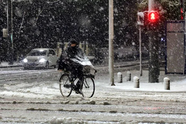 Een Fietser Rijdt Weg Sneeuw Nanjing City Oost China Jiangsu — Stockfoto