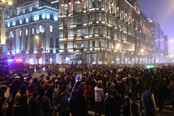 File Turisti Affollano Lungomare Sul Bund Lungo Fiume Huangpu Durante — Foto Stock