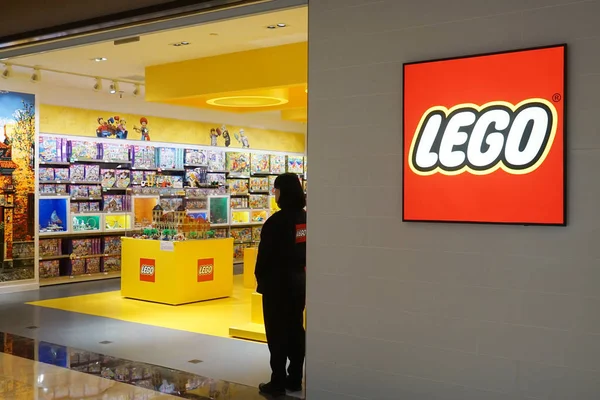 Egy Kínai Munkavállaló Látható Egy Lego Áruház Sanghajban Kínában November — Stock Fotó