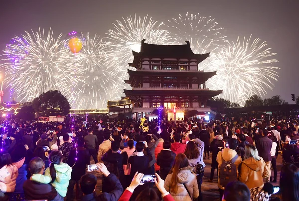 Visitantes Tiram Fotos Show Fogos Artifício Dia Ano Novo Orange — Fotografia de Stock