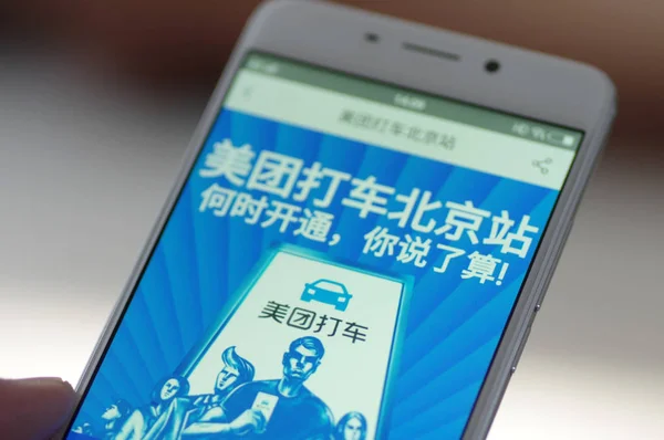 Mobile Phone User Uses Mobile App Meituan Dache Car Hailing — Stock Photo, Image