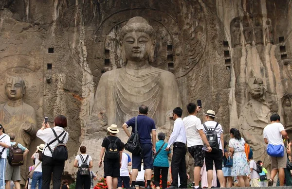 Turistas Visitam Grutas Longmen Grutas Dragon Gate Grutas Longmen Cidade — Fotografia de Stock