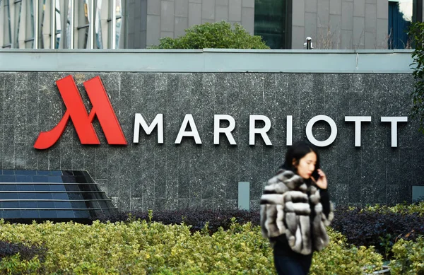 Piéton Passe Devant Hôtel Marriott Marriott International Dans Ville Hangzhou — Photo