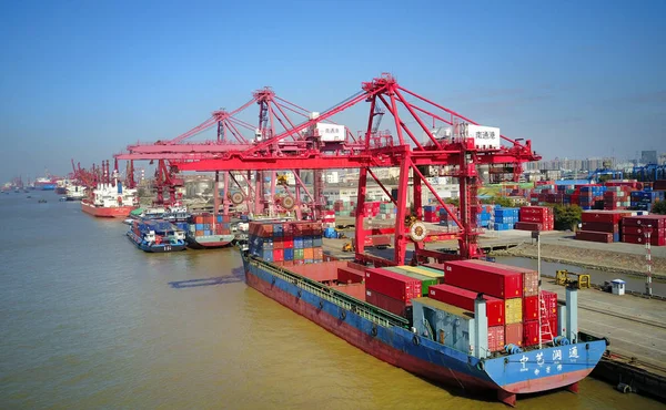 Cargo Ships Loaded Containers Shipped Abroad Berth Quay Port Nantong — Stock Photo, Image