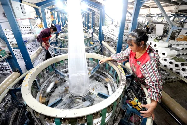 中国の労働者は 中国東部江蘇省華安市の繊維工場で糸の生産を担当し 2017年11月4日 — ストック写真