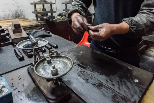 Ein Erbe Der Huizhou Tintenstiftherstellungstechniken Fertigt Tintensticks Einer Werkstatt Der — Stockfoto