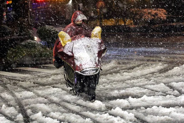 Kerékpáros Túrák Úton Hóban Nanjing Város Kelet Kínai Jiangsu Tartomány — Stock Fotó