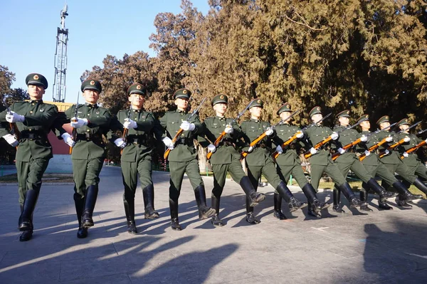 Kínai Népi Felszabadítási Hadsereg Pla Tiszteletére Guard Részt Vesz Egy — Stock Fotó