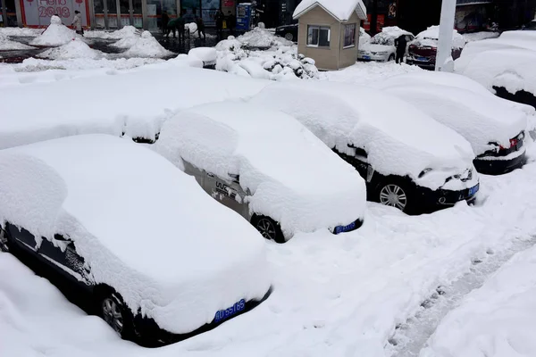 Les Véhicules Sont Couverts Neige Après Une Tempête Neige Dans — Photo