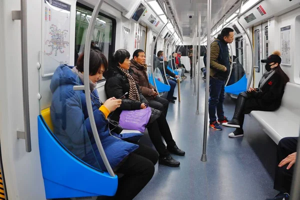 Residentes Locais Pegam Uma Estação Metrô Primeira Linha Metrô Totalmente — Fotografia de Stock