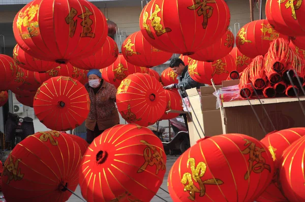 Des Travailleurs Chinois Fabriquent Des Lanternes Rouges Pour Nouvel Dans — Photo