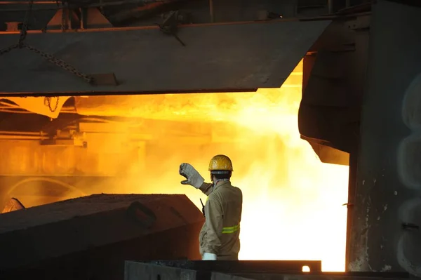 Ein Chinesischer Arbeiter Begutachtet Die Stahlproduktion Neben Einem Ofen Mit — Stockfoto