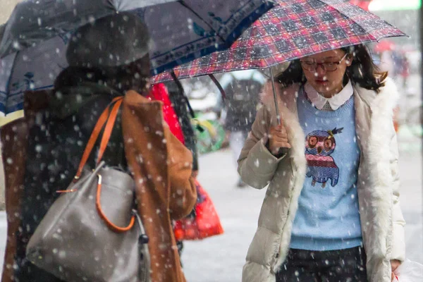 Lokalbefolkningen Paraplyer Till Modiga Tunga Snöstorm Nanjing City Östra Kinas — Stockfoto
