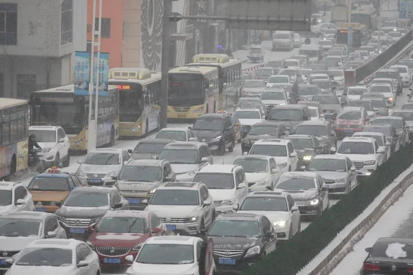 Masas Vehículos Mueven Lentamente Una Calle Atasco Tráfico Durante Las — Foto de Stock