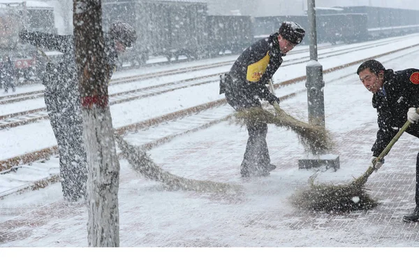 Chińscy Policjanci Zamiatać Śnieg Platformy Stacji Kolejowej Mieście Yuncheng Północnej — Zdjęcie stockowe