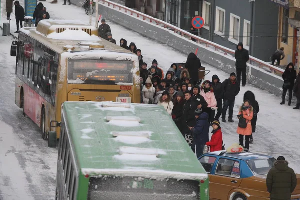 Massa Voertuigen Bewegen Langzaam Een Besneeuwde Weg Een File Tijdens — Stockfoto