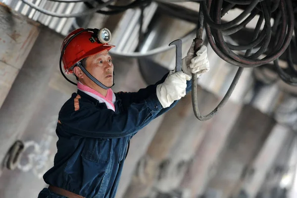 Китайский Рабочий Ремонтирует Машину Добычи Угля Городе Хуайбэй Провинция Аньхой — стоковое фото
