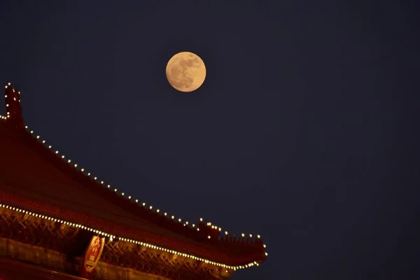 1月1日 在中国北京夜空中 一个超级月亮在天安门城楼上 — 图库照片