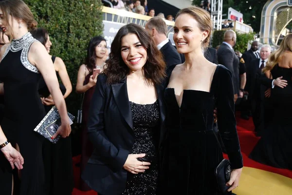 American Actresses Natalie Portman Right America Ferrera Arrive Red Carpet — Stock Photo, Image