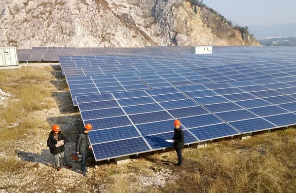 Chinesische Arbeiter Installieren Sonnenkollektoren Einem Photovoltaikkraftwerk Der Stadt Wuxi Der — Stockfoto