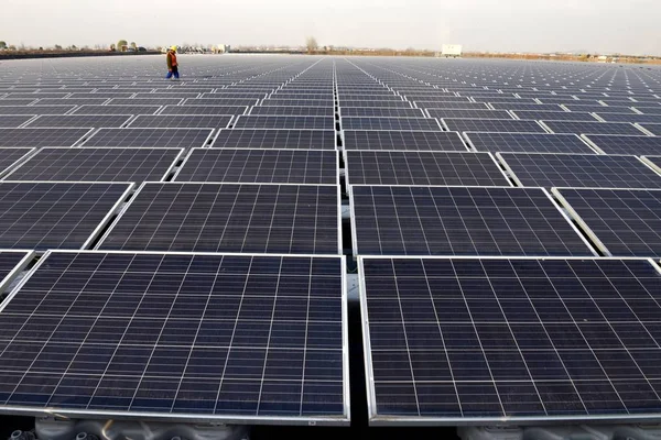 Kínai Munkavállalók Telepítése Napelemek Egy Fotovoltaikus Erőmű Kína Three Gorges — Stock Fotó