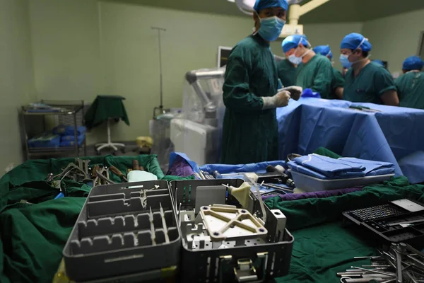 Χειρουργικό Ρομπότ Tinavi Tianji Στα Κινέζικα Εκτελεί Ορθοπεδική Επέμβαση Έναν — Φωτογραφία Αρχείου