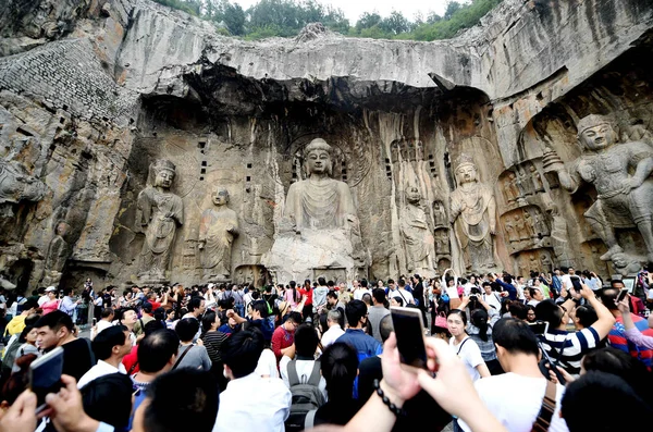 File Les Touristes Fréquentent Les Grottes Longmen Grottes Dragon Gate — Photo