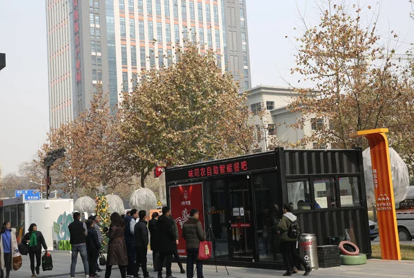 2018年1月1日 在中国西北陕西省西安市一家新的 智能面店 顾客排队购买面条 — 图库照片