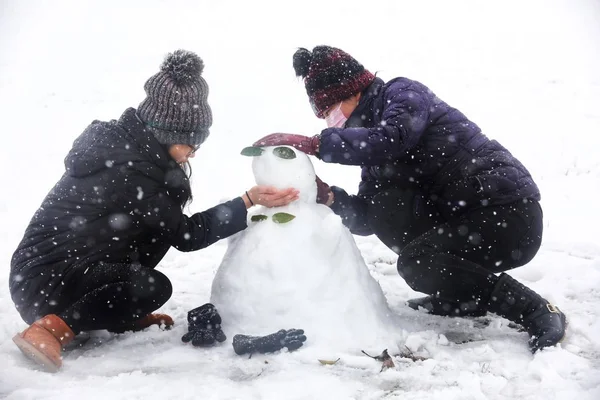 Omwonenden Maken Een Sneeuwpop Een Zware Sneeuwstorm Nanjing City Oost — Stockfoto