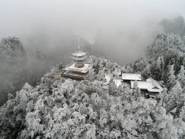 Vista Aérea Las Montañas Cubiertas Nieve Lugar Escénico Huangshizhai Zona — Foto de Stock