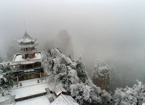 Vista Aérea Las Montañas Cubiertas Nieve Lugar Escénico Huangshizhai Zona — Foto de Stock