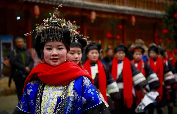 장식된 머리를 소녀들이 첸둥난 미아오 동오탄에서 수확과 집회를 축제인 둥니안 — 스톡 사진