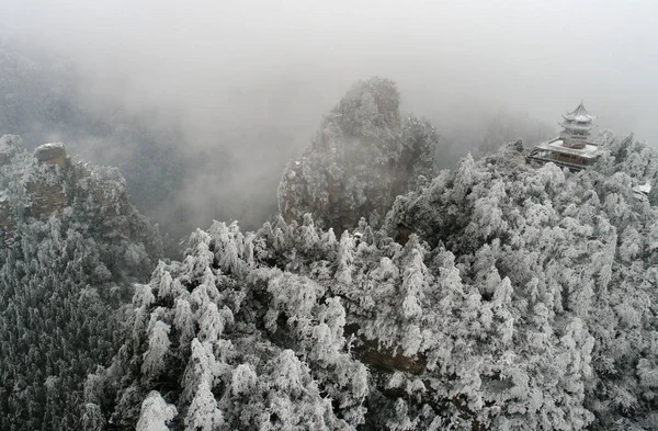 Εναέρια Άποψη Από Χιονισμένα Βουνά Στο Huangshizhai Γραφικό Σημείο Της — Φωτογραφία Αρχείου