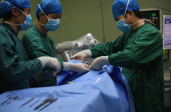 外科用ロボット Tinavi または Tianji 中国語では 安徽州合肥にある安徽医科大学の最初の附属病院で患者に整形外科手術を行う 3月2018日 — ストック写真