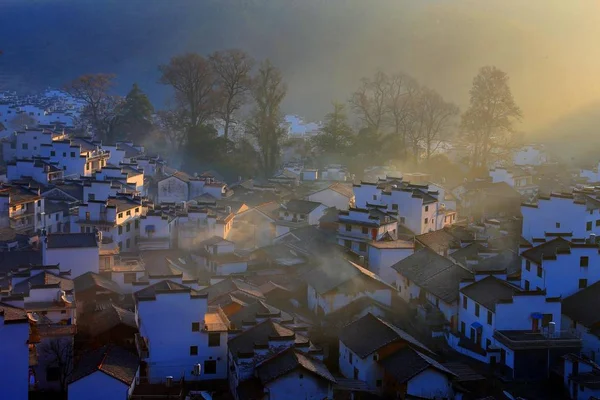 Winterlandschaft Alter Häuser Mit Mau Tou Mauer Pferdekopfwand Mit Rauch — Stockfoto