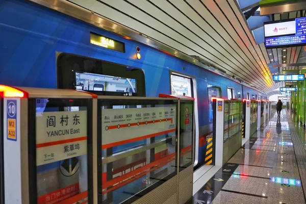 Pociąg Metra Przybywa Yancun East Stacji Metra Pierwszym Chinach Pełni — Zdjęcie stockowe