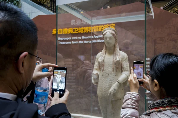 Visitatori Fotografano Statua Kore Durante Mostra Treasures Acropolis Museum Shanghai — Foto Stock