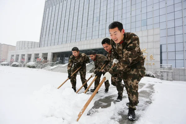 Des Soldats Chinois Nettoient Neige Dans Une Rue Lors Une — Photo
