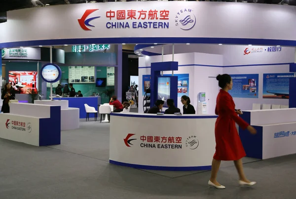 Besökare Går Förbi Montern China Eastern Airlines Utställning Peking Kina — Stockfoto